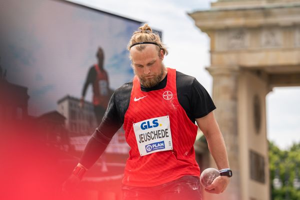 Jan Josef Jeuschede (TSV Bayer 04 Leverkusen) beim Kugelstossen waehrend der deutschen Leichtathletik-Meisterschaften auf dem Pariser Platz am 24.06.2022 in Berlin